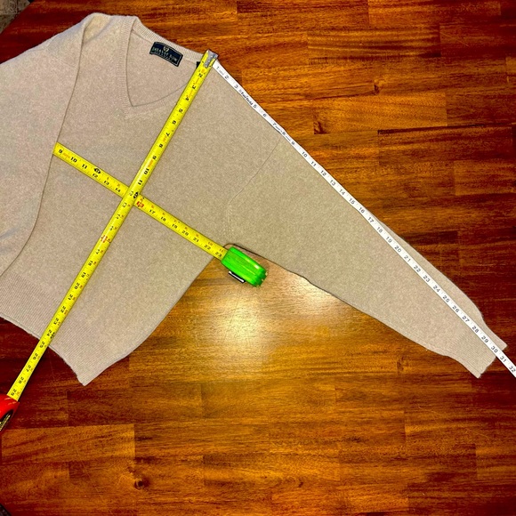 Embassy Row Menswear V-Neck cashmere sweater size large in Cream color - Picture 3 of 3